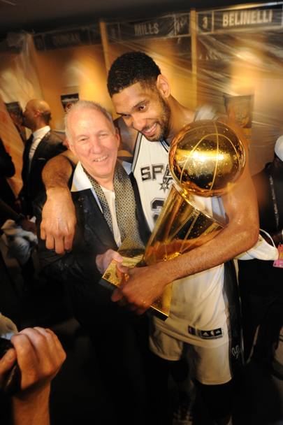 Pop, 65 anni, ha vinto 5 titoli con San Antonio: lui e Tim Duncan insieme hanno segnato un&#39;epoca. E in questo abbraccio, dopo le Finals vinte lo scorso giugno contro Miami, c&#39; tutta la loro intesa